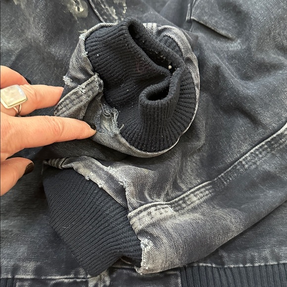 Distressed Carhartt Santa Fe Jacket J14MDT
Midnight Blue Quilted Lining 2XL Tall - Picture 5 of 17